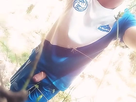 Chico se masturba en el monte asian cosplay gay porn